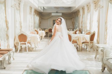 Güzel gelin gelinlik moda otelde poz