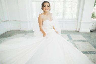 Güzel gelin gelinlik uzun tam etek, beyaz arka plan ile dans ve gülümse