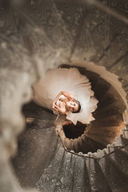 Muhteşem elbiseli güzel gelin merdivenlerde yalnız kalır