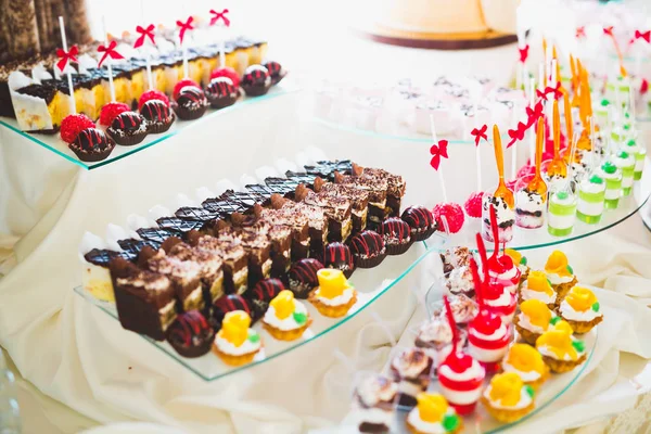 Diferentes tipos de dulces horneados en un buffet — Foto de Stock