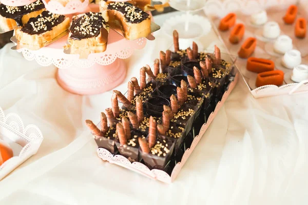 Вкусные сладости на свадьбе конфеты шведский стол с десертами, кексы — стоковое фото