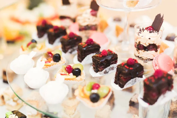 Bir büfe üzerinde pişmiş tatlı çeşitleri