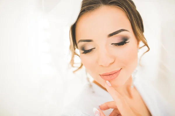 Noiva de luxo em vestido branco posando enquanto se prepara para a cerimônia de casamento — Fotografia de Stock