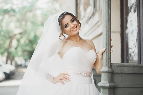 Gyönyörű menyasszony pózol esküvői ruha szabadban — Stock Fotó