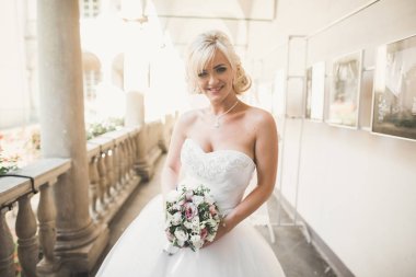 Güzel bir sarışın romantik portresi. Fotoğraf güneşli parlak renkler