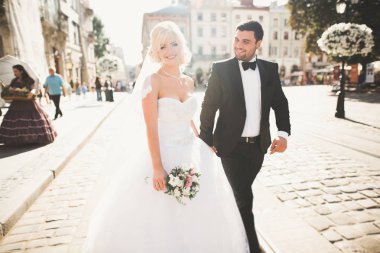 Lüks evli çift, gelin ve damat eski şehirde poz veriyor.