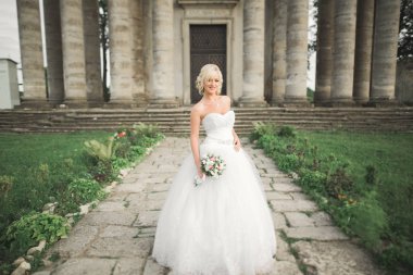 Mükemmel gelinlik ve buket eski kale poz ile güzel zarif gelin