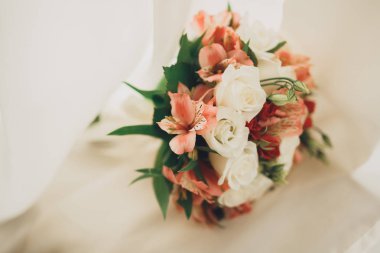 Farklı çiçeklerden oluşan lüks bir düğün buketi.