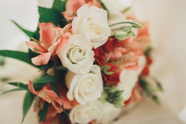 Farklı çiçeklerden oluşan lüks bir düğün buketi.