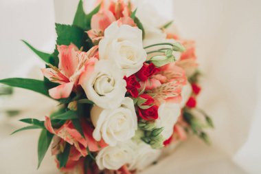 Farklı çiçeklerden oluşan lüks bir düğün buketi.