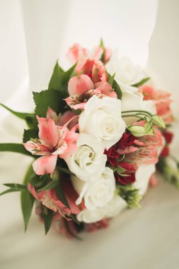 Farklı çiçeklerden oluşan lüks bir düğün buketi.