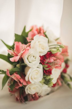 Farklı çiçeklerden oluşan lüks bir düğün buketi.