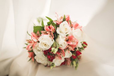 Farklı çiçeklerden oluşan lüks bir düğün buketi.