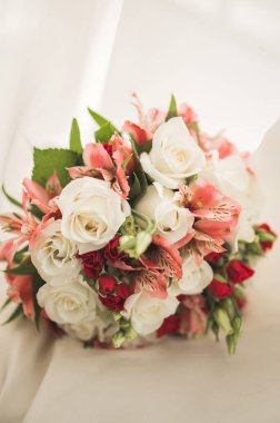 Farklı çiçeklerden oluşan lüks bir düğün buketi.