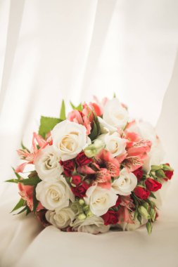 Farklı çiçeklerden oluşan lüks bir düğün buketi.