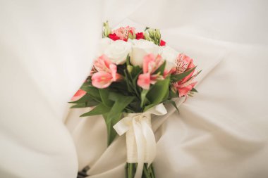 Farklı çiçeklerden oluşan lüks bir düğün buketi.