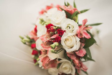 Farklı çiçeklerden oluşan lüks bir düğün buketi.