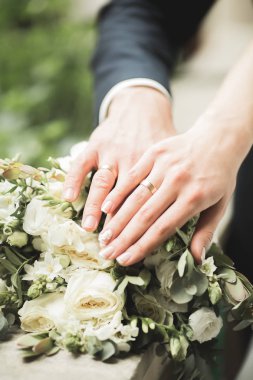 Farklı çiçeklerden oluşan lüks bir düğün buketi.