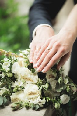 Farklı çiçeklerden oluşan lüks bir düğün buketi.