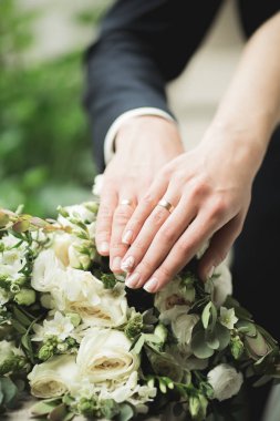 Farklı çiçeklerden oluşan lüks bir düğün buketi.