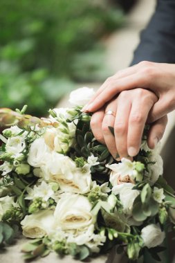 Farklı çiçeklerden oluşan lüks bir düğün buketi.