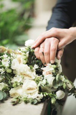 Farklı çiçeklerden oluşan lüks bir düğün buketi.