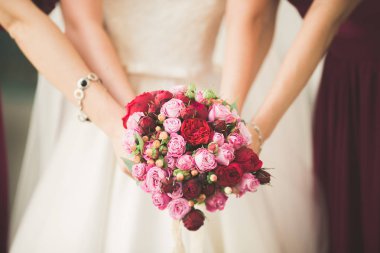 Güzel lüks düğün buket kırmızı çiçek