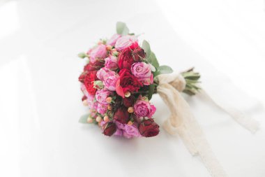 Güzel lüks düğün buket kırmızı çiçek