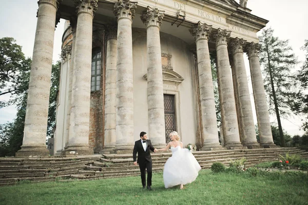 Feliz boda pareja abrazos y besos en el fondo viejo castillo —  Fotos de Stock