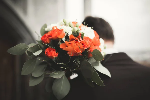 Redelijk goed huwelijk boeket van verschillende bloemen in de hand — Stockfoto