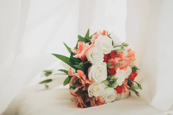 Maravilloso ramo de boda de lujo de diferentes flores —  Fotos de Stock