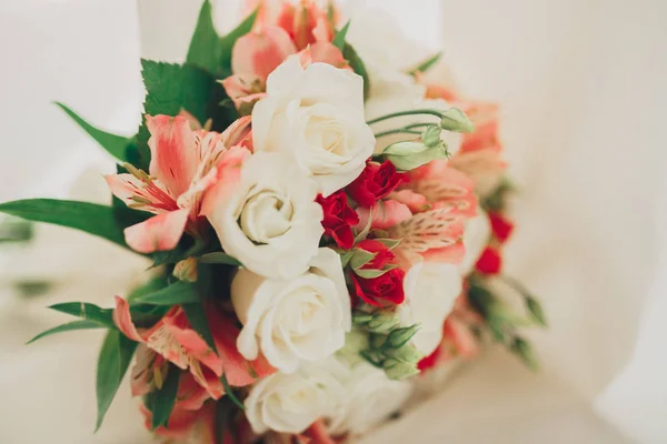 Wunderbarer luxuriöser Hochzeitsstrauß aus verschiedenen Blumen — Stockfoto