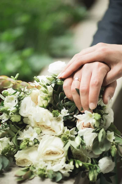 Farklı çiçeklerden oluşan lüks bir düğün buketi.