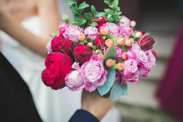 Hermoso ramo de boda de lujo de flores rojas — Foto de Stock
