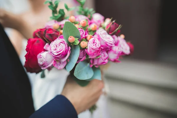 红色的花朵漂亮豪华婚礼花束 — 图库照片