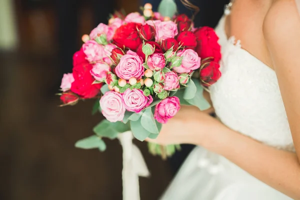 Красивий розкішний весільний букет з червоних квітів — стокове фото