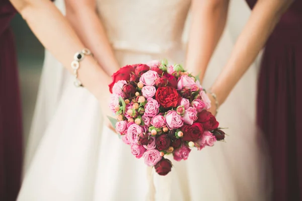 Bellissimo bouquet da sposa di lusso di fiori rossi — Foto Stock