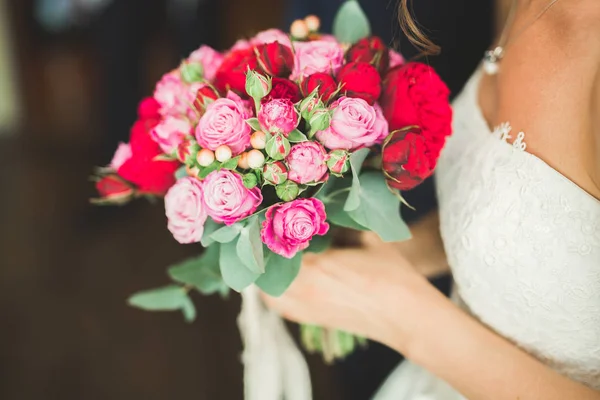 Gyönyörű luxus esküvői csokor piros virágok — Stock Fotó