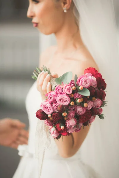 Belo buquê de casamento de luxo de flores vermelhas — Fotografia de Stock