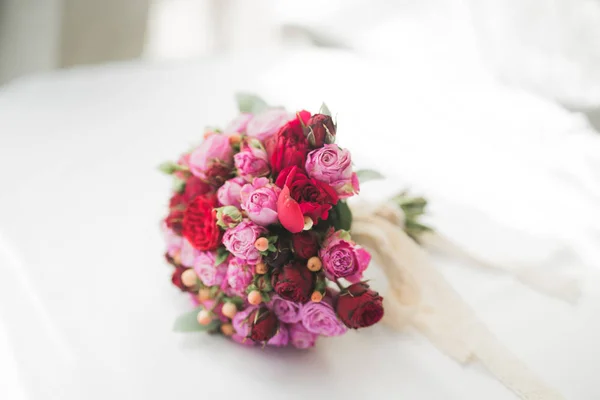 Schöner Luxus-Hochzeitsstrauß aus roten Blumen — Stockfoto