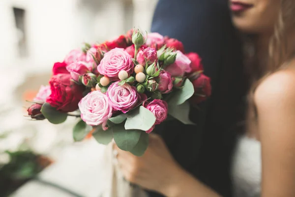 红色的花朵漂亮豪华婚礼花束 — 图库照片