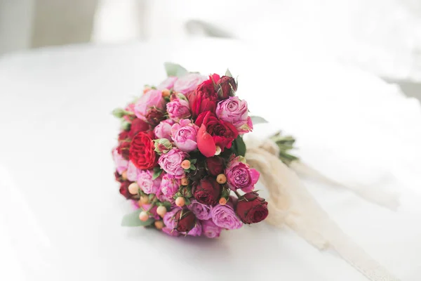 Прекрасный роскошный свадебный букет из красных цветов — стоковое фото