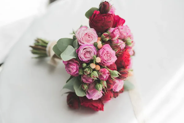 Belo buquê de casamento de luxo de flores vermelhas — Fotografia de Stock