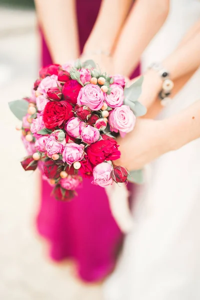 Hermoso ramo de boda de lujo de flores rojas — Foto de Stock