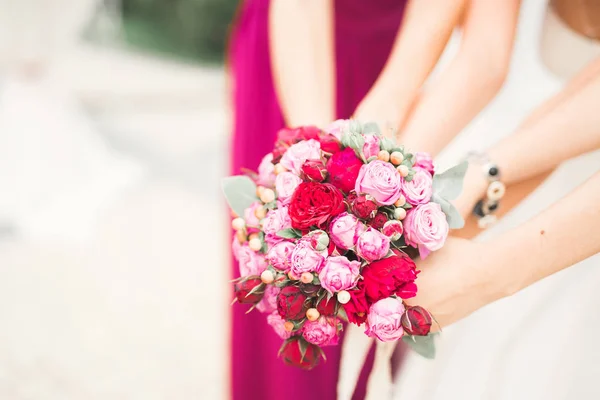 Hermoso ramo de boda de lujo de flores rojas — Foto de Stock