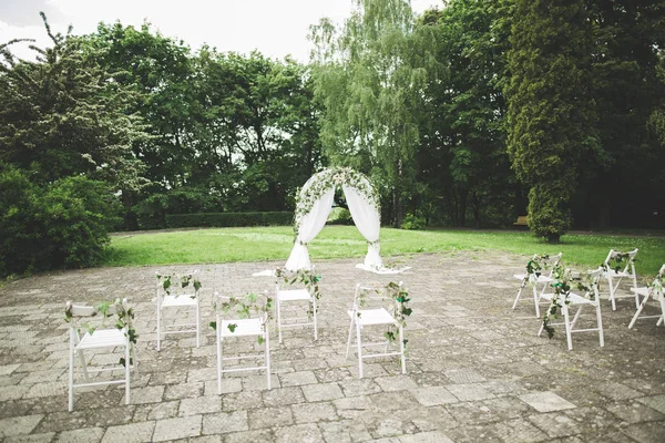 Farklı çiçeklerden oluşan lüks bir düğün buketi.