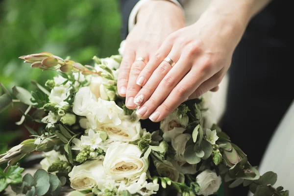 화려 한 결혼식 꽃다발 모양의 여러 가지 꽃들 — 스톡 사진