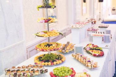 Çeşitli lezzetli tatlılar, yemek fikirleri ve kutlamalarla dolu bir büfe.