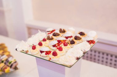 Lezzetli düğün resepsiyonu, tatlı masası.