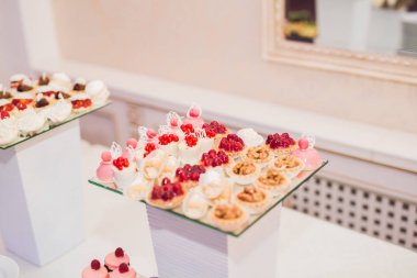 Çeşitli lezzetli tatlılar, yemek fikirleri ve kutlamalarla dolu bir büfe.